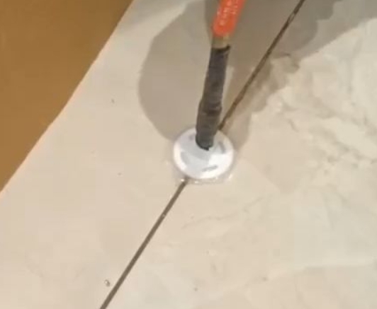 莆田瓷砖空鼓维修公司专业解答瓷砖在铺贴过程中，如果没有涂抹均匀到位的粘结材料（如水泥砂浆或瓷砖胶），可能会导致以下问题